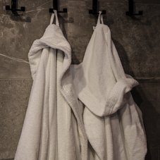 Zwei Bademäntel hängen an der Wand im Wellnessbereich der Seefelderin