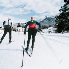 Langlaufen in der Region Seefeld, zwei Langläufer beim Skaten