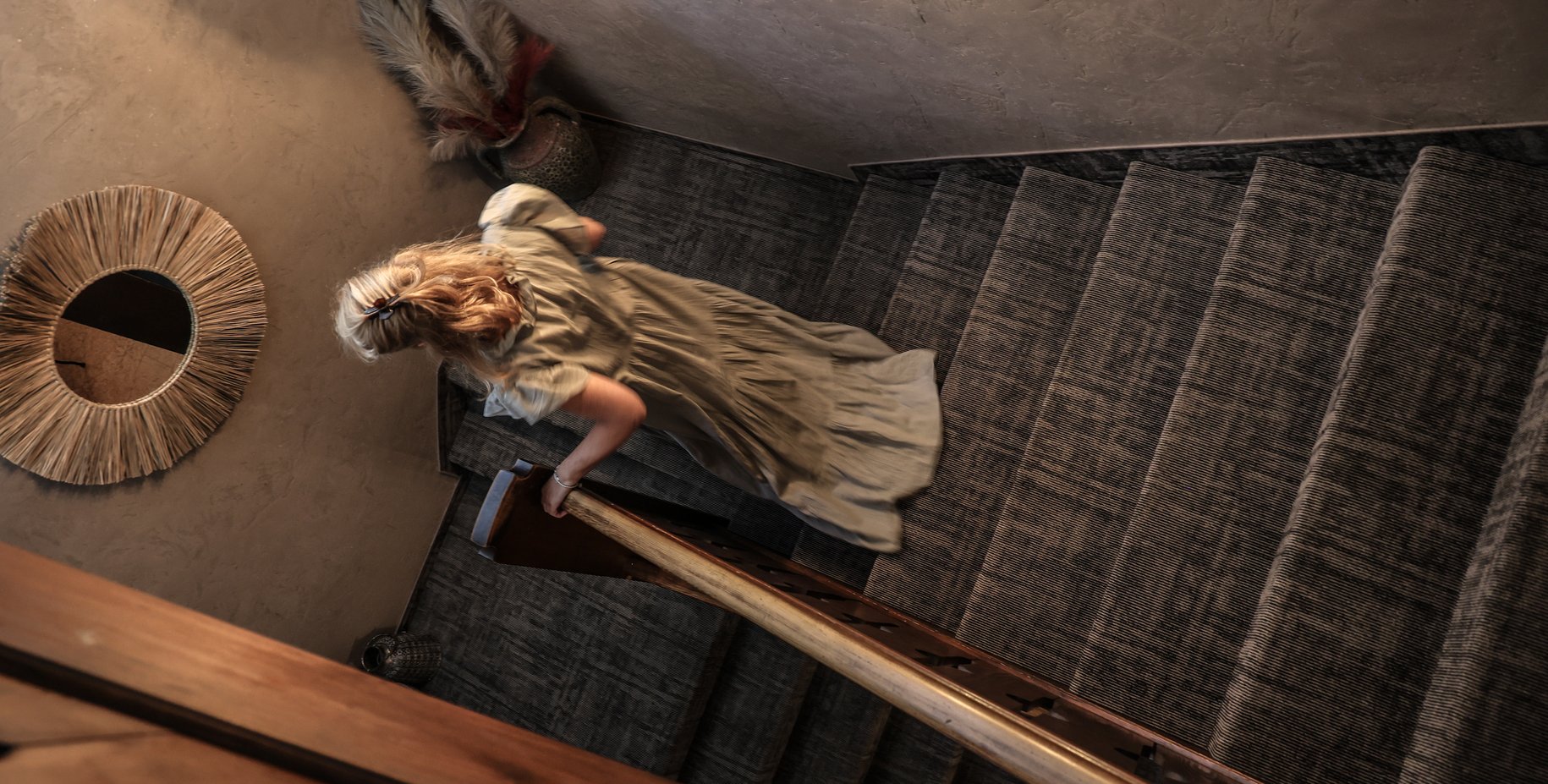 Victoria Hundsbichler geht die Treppe hinunter
