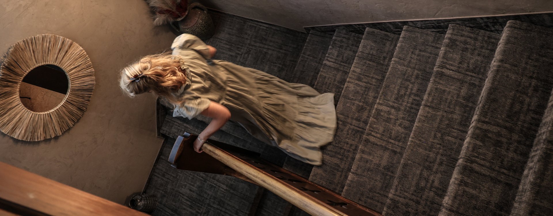Victoria Hundsbichler geht die Treppe hinunter