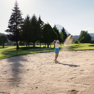 Paar spielt Golf am GC Seefeld Reith