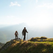 Wanderer im Aufstieg auf die Seefelder Spitze im Sommer