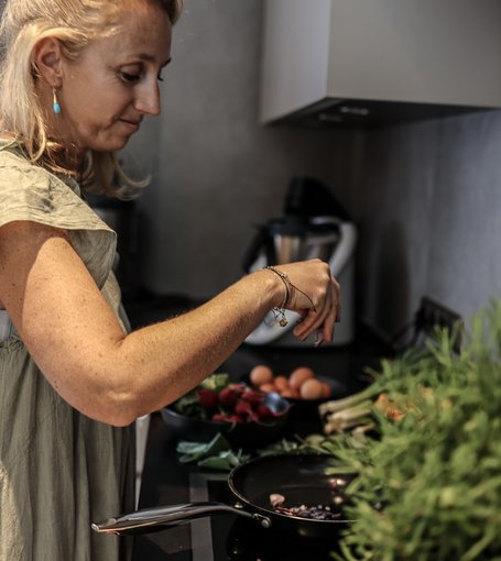 Victoria Hundsbichler beim Kochen