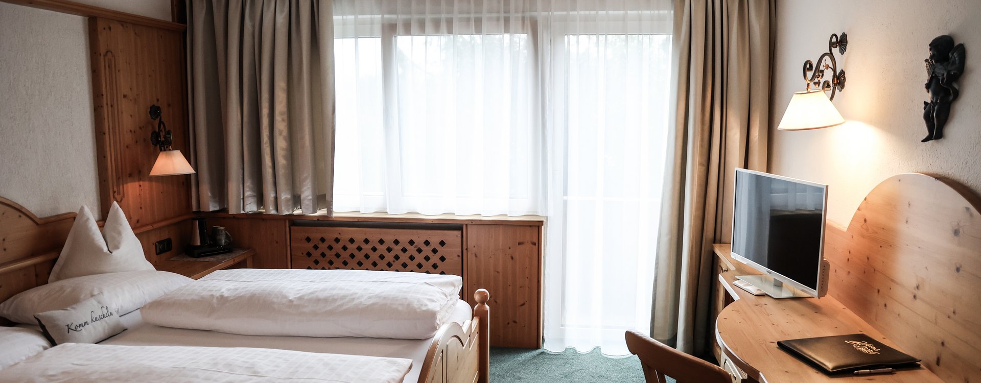 Doppelzimmer Standard mit Vollholzmöbel und Balkon