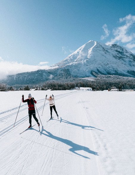 Zwei Langläufer in der Loipe bei Seefeld