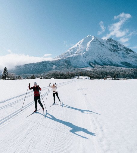 Zwei Langläufer in der Loipe bei Seefeld
