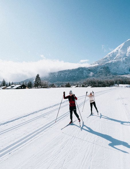 Zwei Langläufer in der Loipe bei Seefeld