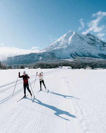 Zwei Langläufer in der Loipe bei Seefeld