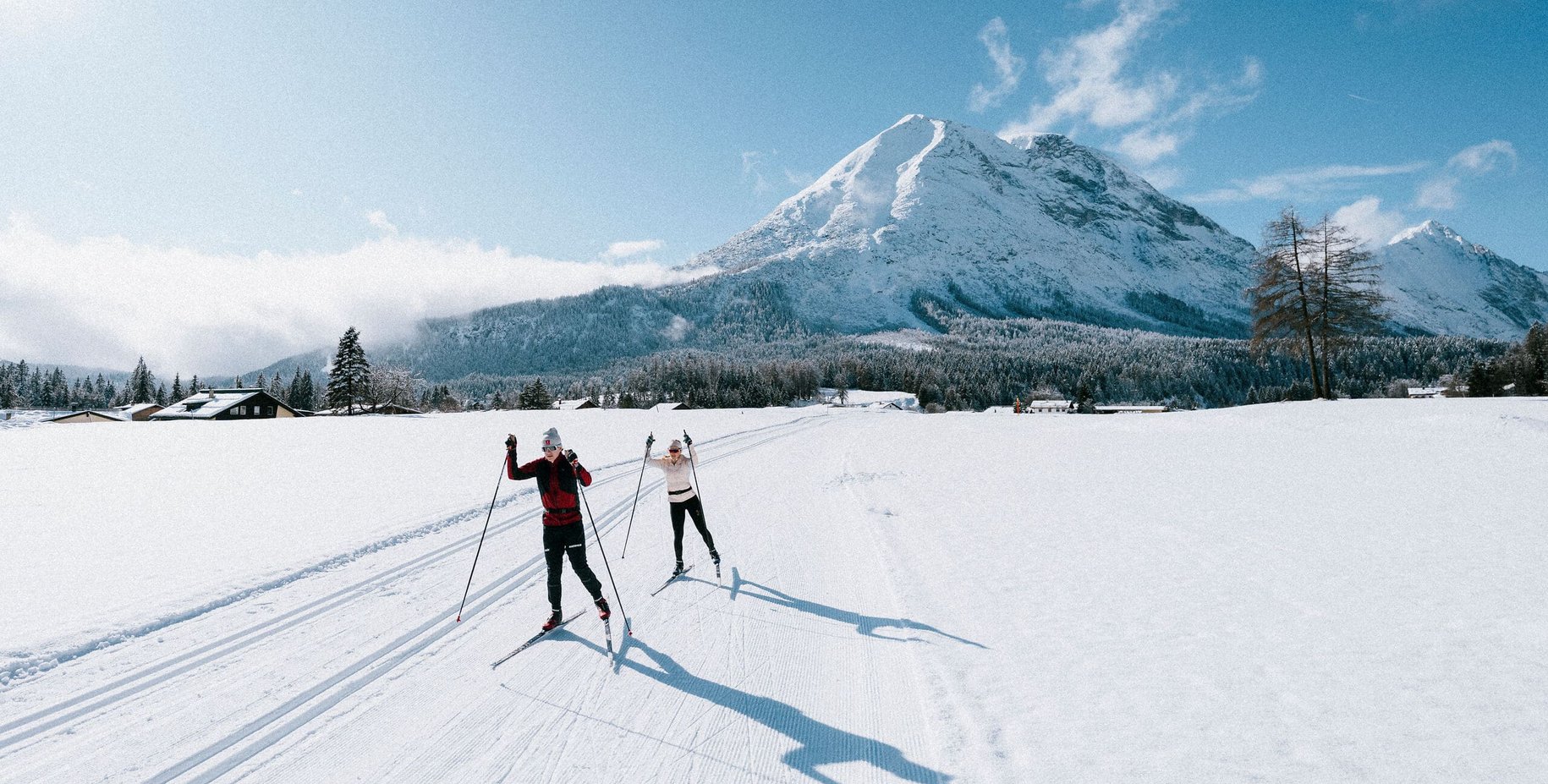 Zwei Langläufer in der Loipe bei Seefeld