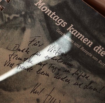 Handgeschriebene Widmung auf einem Buch