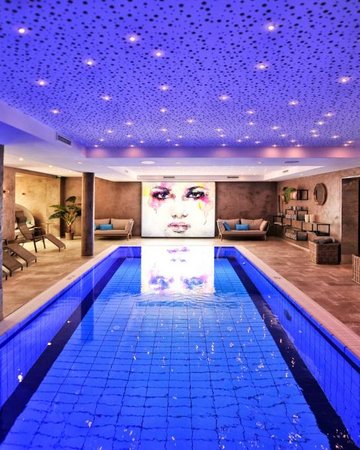 Blauer Indoorpool mit Sternenhimmel