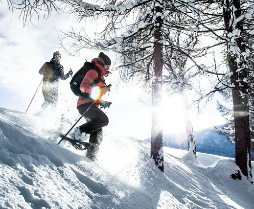 Schneeschuhwanderer im Tiefschnee bei Seefeld