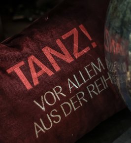 Kissen mit einem besticktem Zitat