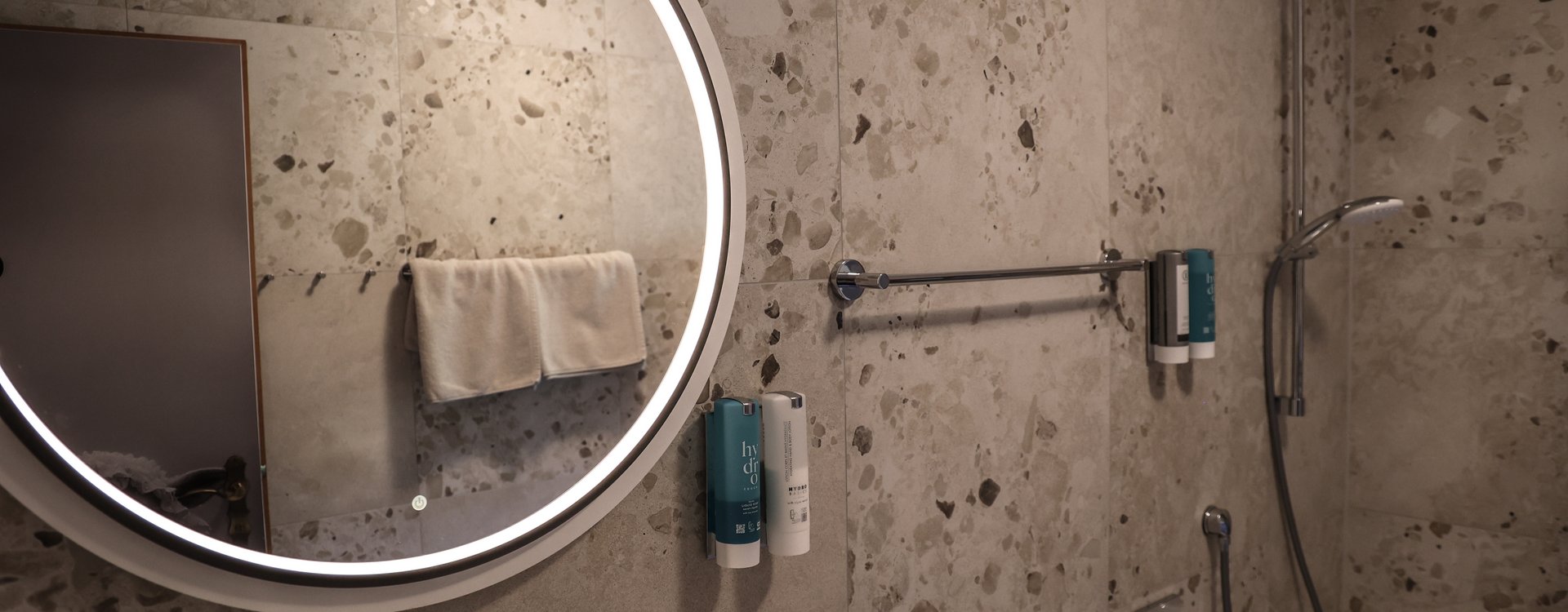 Badezimmer mit großem Spiegel und Badewanne