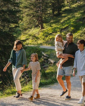 Familie in der Region Seefeld beim Wandern