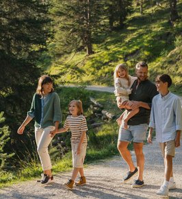 Familie in der Region Seefeld beim Wandern