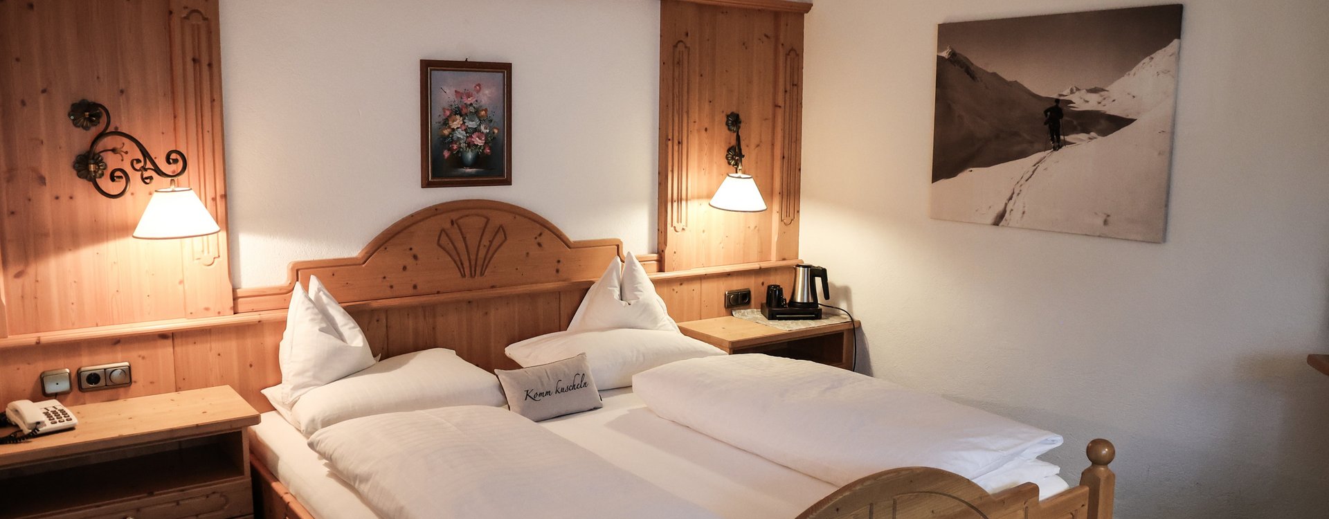 Doppelbett aus Vollholz im Doppelzimmer Standard mit Wohnbereich