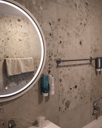 Detailbild Badezimmer Spiegel und Badewanne 