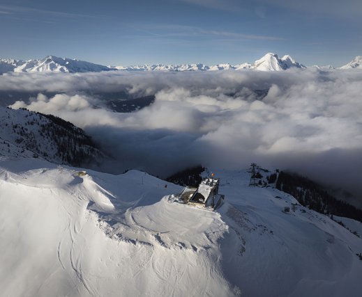 Drohnenaufnahme der Rosshütte über dem Nebel