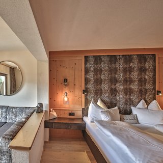 Schlafzimmer mit Wohnbereich im Doppelzimmer Deluxe