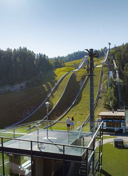 WM-Arena im Sommer Drohnenaufnahme Paar auf Aussichtsturm