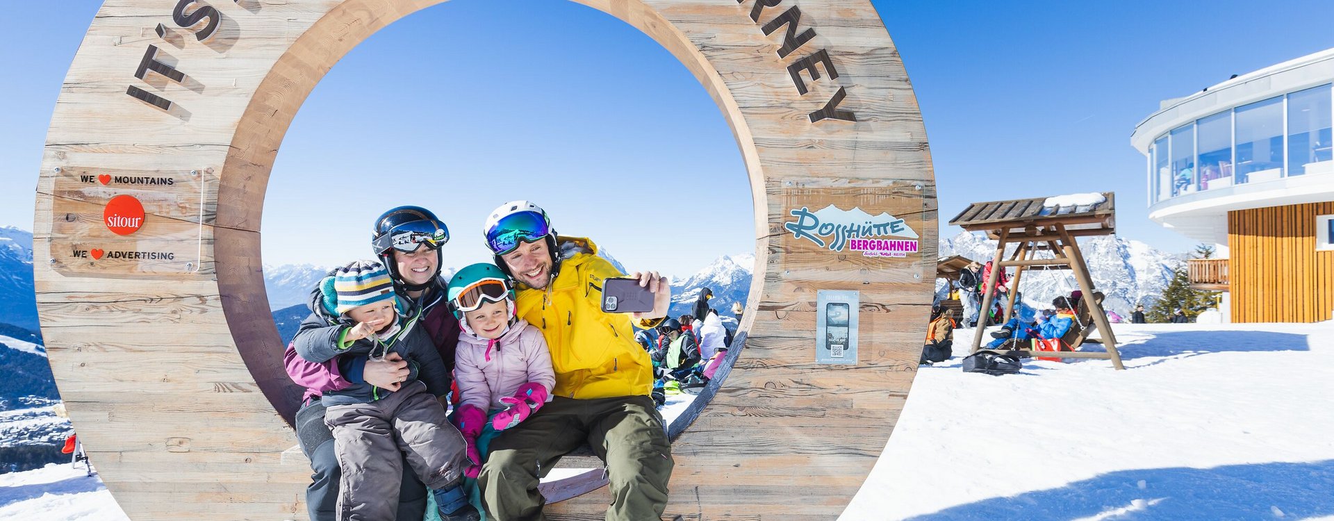 Familie beim Skifahren auf der Rosshütte in Seefeld