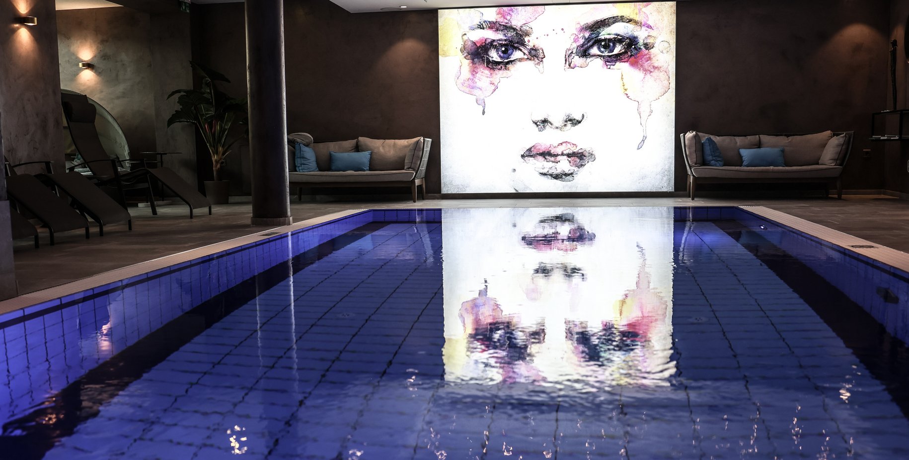 Indoorpool mit Kunstbild an der Wand im Wellnessbereich der Seefelderin