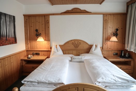 Doppelbett aus Vollholz im Doppelzimmer Standard die Seefelderin