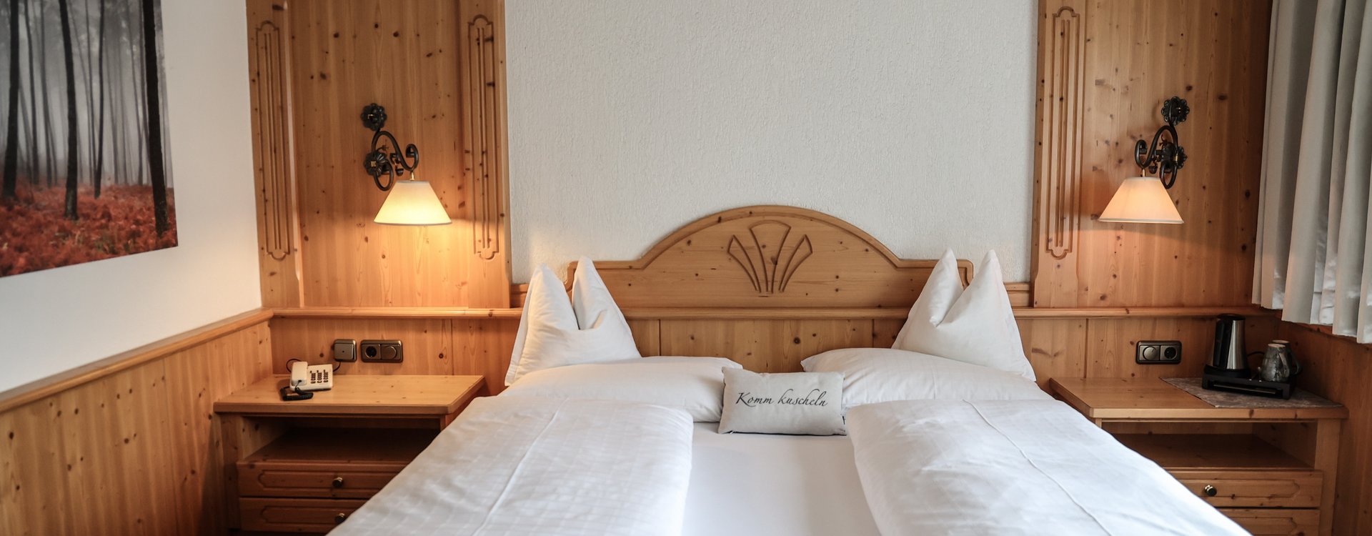 Doppelbett aus Vollholz im Doppelzimmer Standard die Seefelderin
