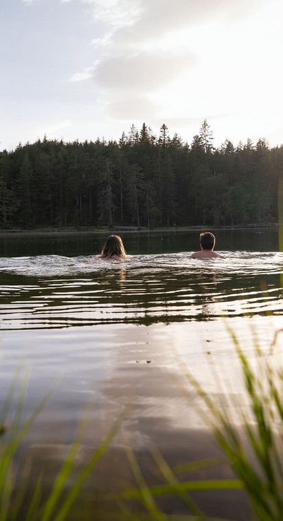 Möserer See im Frühling Paar im Wasser bei Sonnenuntergang