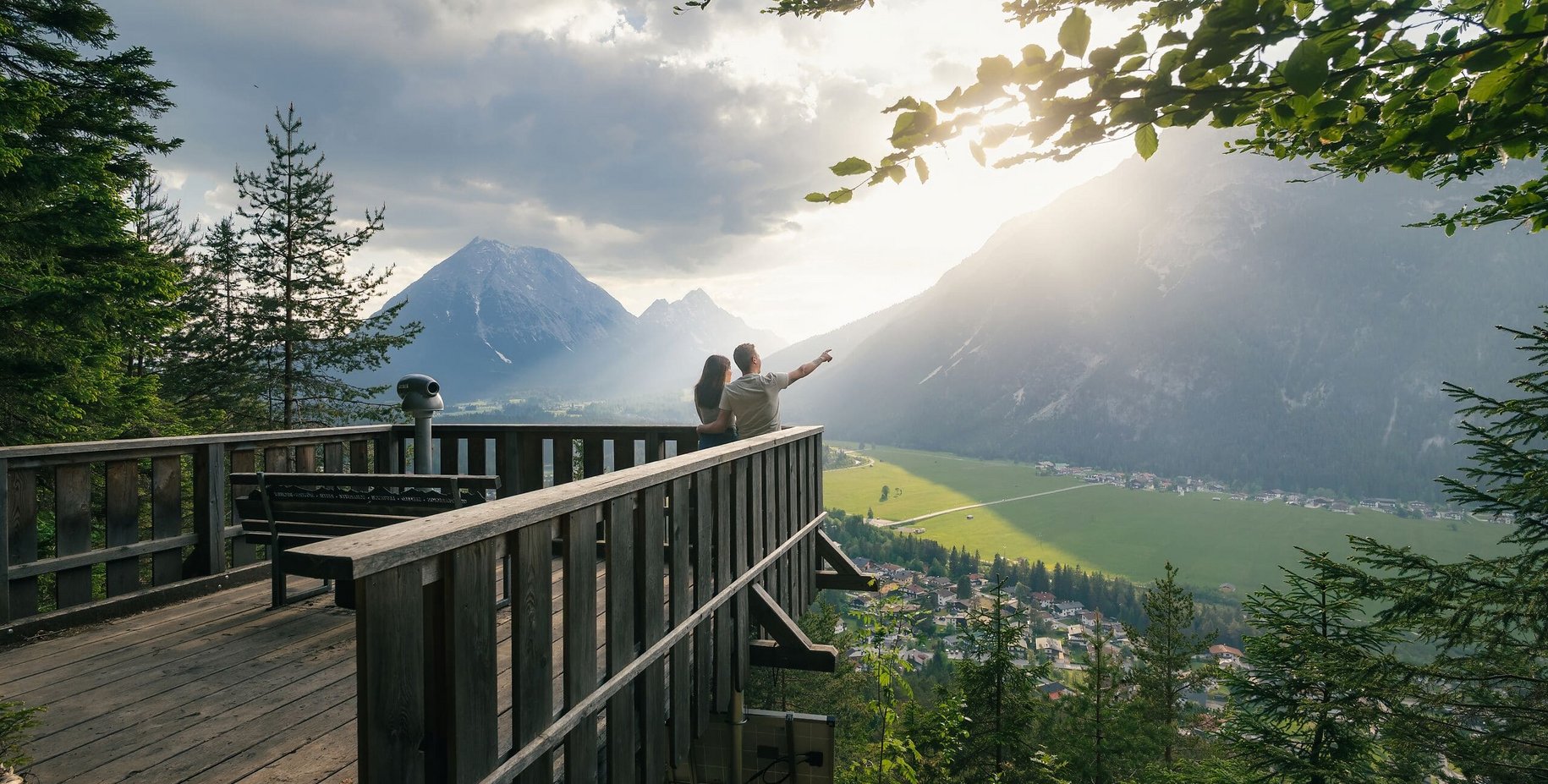 Paar bei der Aussichtsplattform Kurblhang in Leutasch