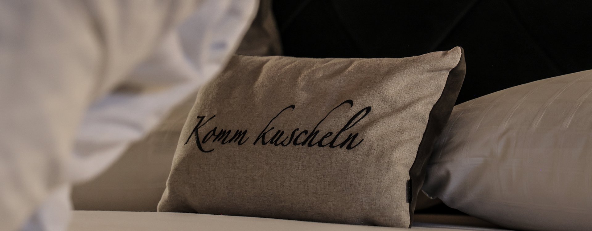 Kuschelkissen auf dem Bett 