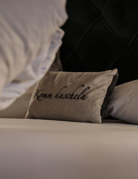 Kuschelkissen auf dem Bett 
