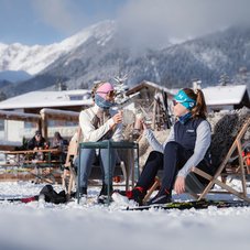 Zwei Frauen bei der Einkehr in der Hütte nach dem Langlaufen