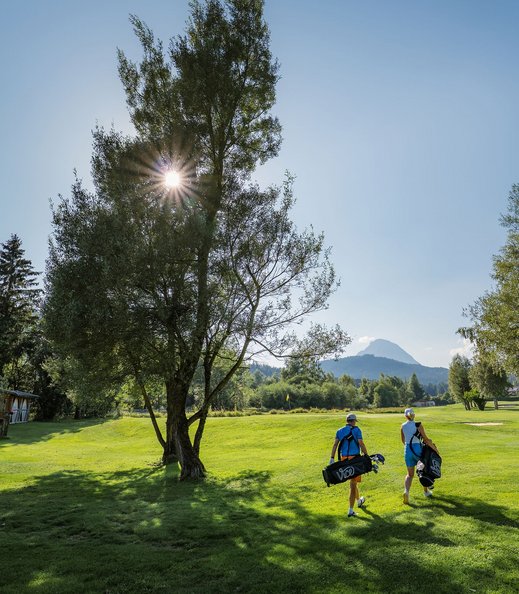 Paar spielt Golf am GC Seefeld Reith