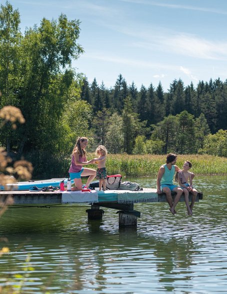 Familie am Steg beim See 