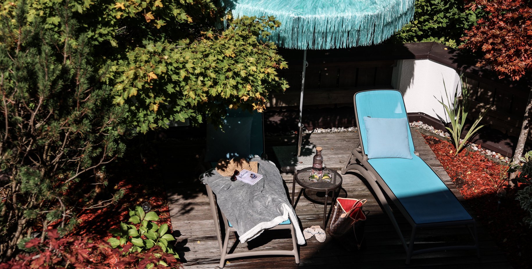 Ruheliegen im Garten im Herbst