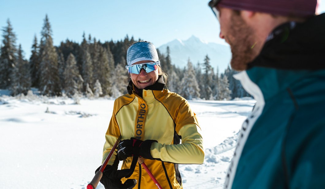 Paar beim Winterwandern bei Seefeld