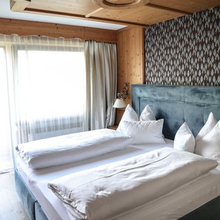 Doppelbett mit frisch gemachten Betten