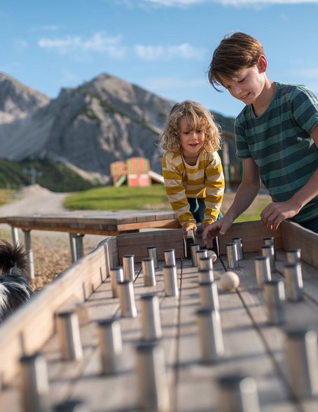 Kinder am Spielplatz