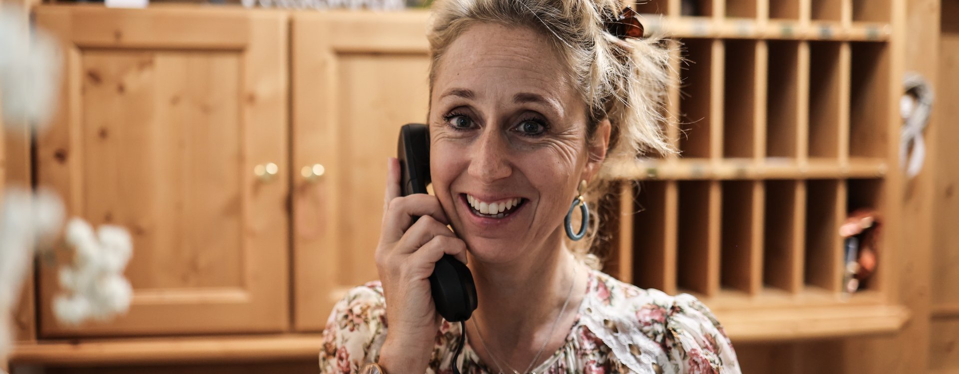 Frau Hundsbichler beim Telefonieren an der Rezeption