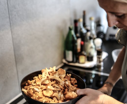 Schüssel mit frischen Eierschwammerl
