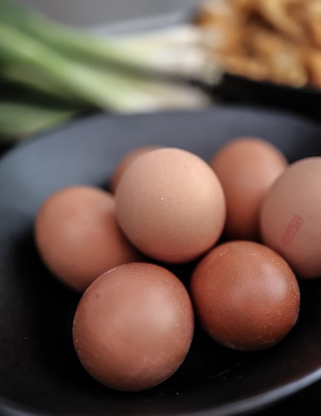Frische Eier in einer Schüssel 