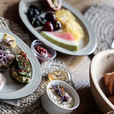 Gedeckter Frühstückstisch