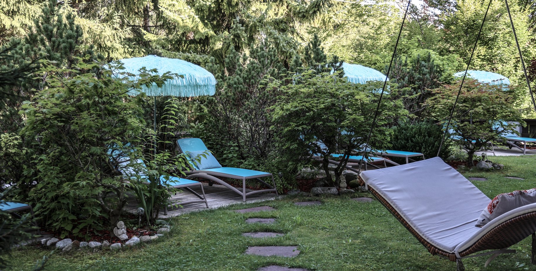 Sonnenliegen und Schaukel im Garten 