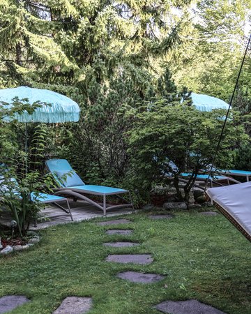 Sonnenliegen und Schaukel im Garten 