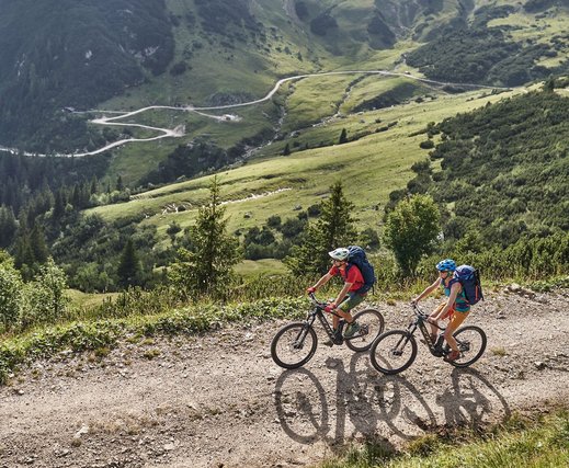 Radfahrer bei der Auffahrt Richtung Rotmoosalm