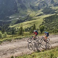 Radfahrer bei der Auffahrt Richtung Rotmoosalm