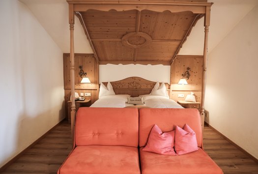 Doppelbett mit Couch im Appartement Romantik
