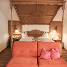 Doppelbett mit Couch im Appartement Romantik